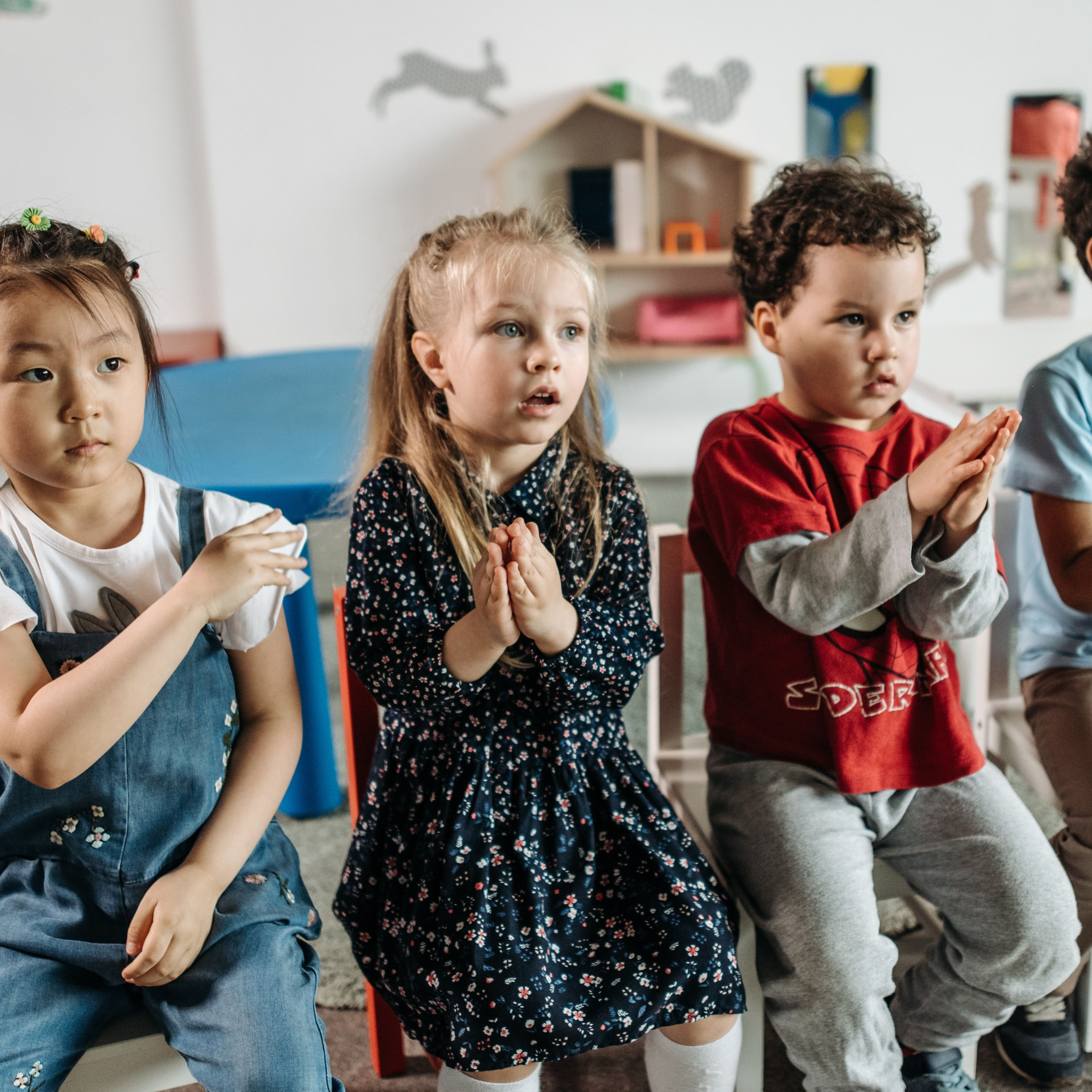 Kita-Kinder beim Singen mit Gesten