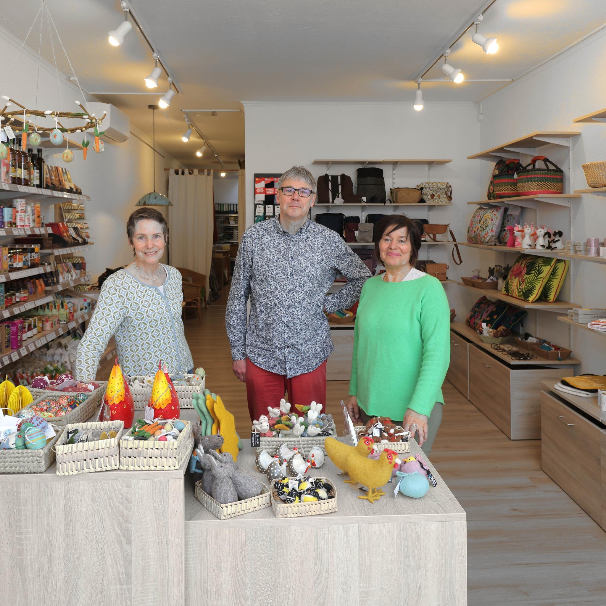 Gehören zum 25-köpfigen ehrenamtlichen Team des Weltladens: Brabara Freyth, Norbert Reetz und Augusta Moreira (v. l.).