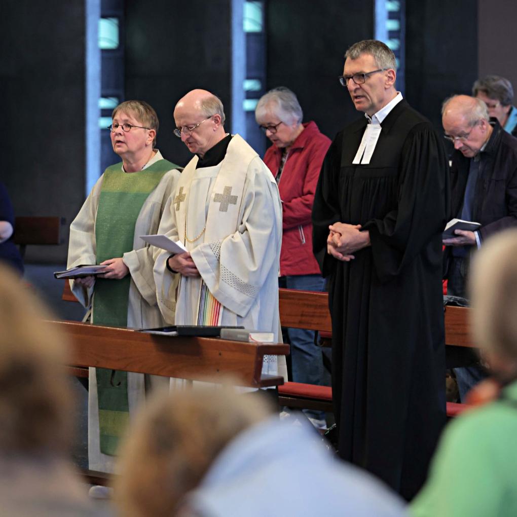 Feierte ihren Abschied in der Pius-Lukas-Kirche: Dorothea Blum, mit Pfarrer Christoph Zettner (Mutte) und Pfarrer Christoph Tebbe.