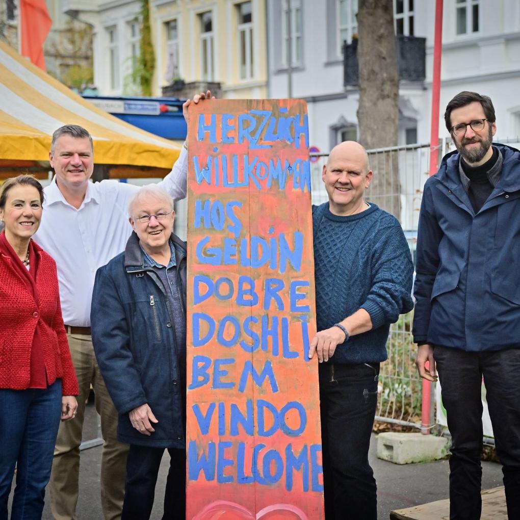 Freut sich über die Spende: das Team der Aktion „Mobifant“ des Trägerwerks für kirchliche Jugendarbeit, das „Mobisatt“ mit der Tafel auf den Weg gebracht hat.