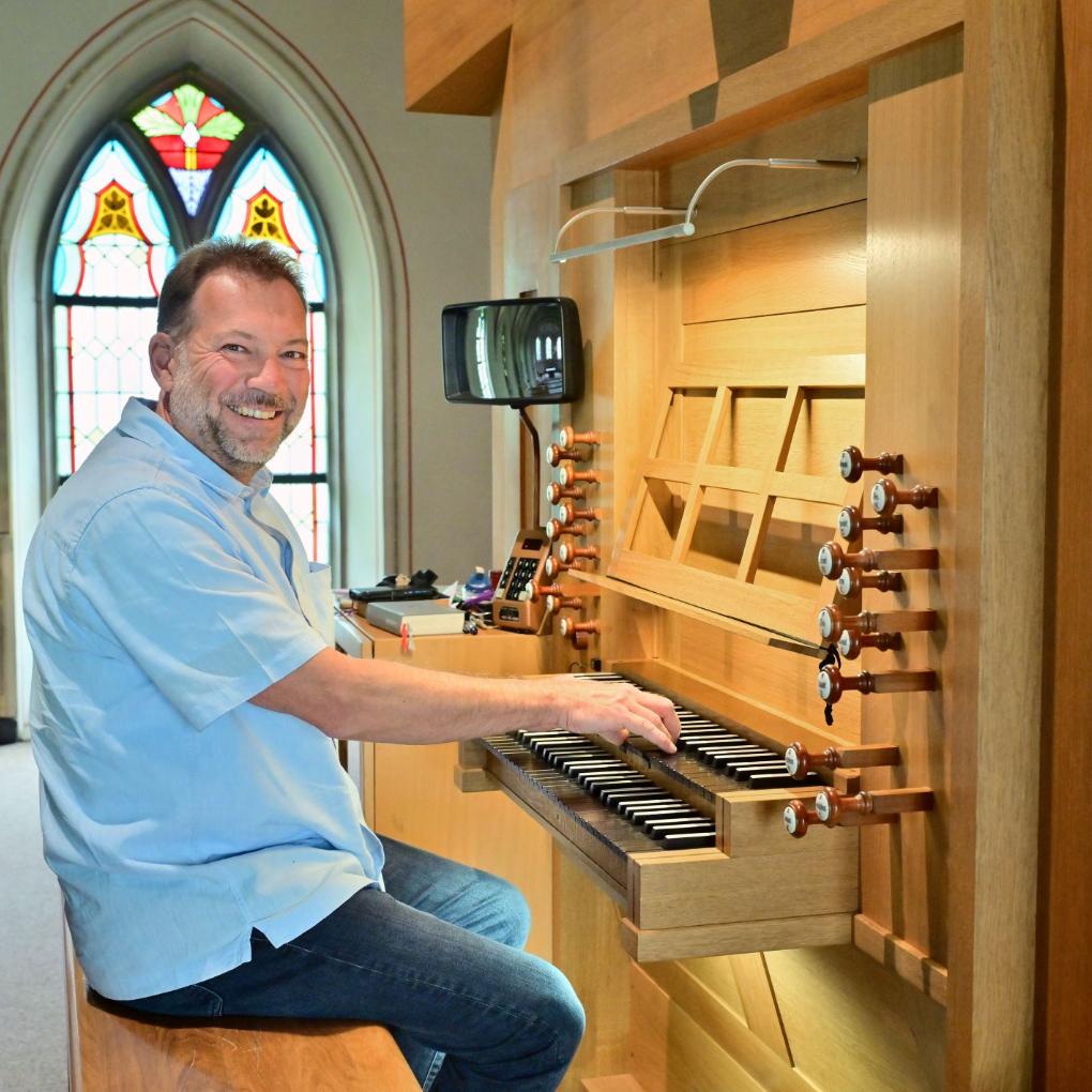 Norbert Jachtmann, Kirchenmusiker in der Pfarrei St. Christophorus, ist begeistert vom süddeutschen Sound der Link-Orgel.