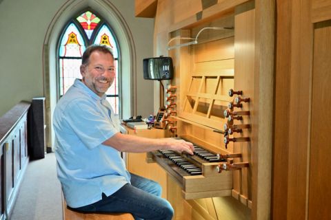 Norbert Jachtmann, Kirchenmusiker in der Pfarrei St. Christophorus, ist begeistert vom süddeutschen Sound der Link-Orgel.