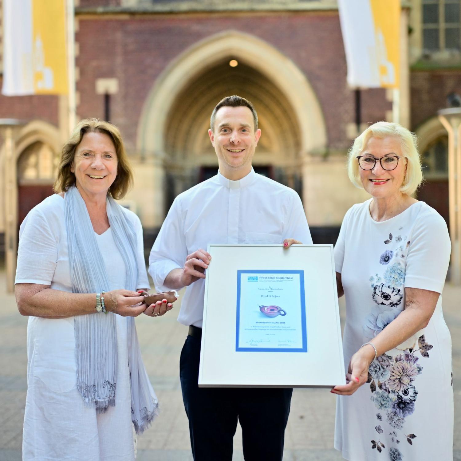 PFarrer David Grüntjens mit Chrismie Fehrmann (l.) und Sigrid Baum vom Presseclub Niederrhein.