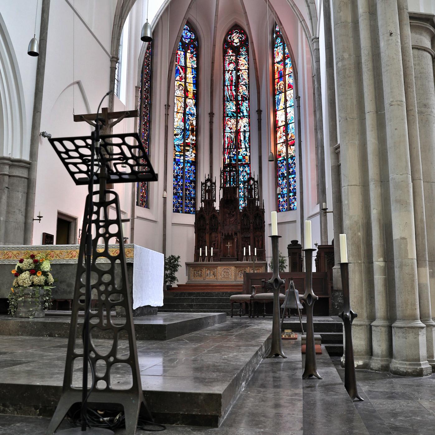 Die im neugotischen Stil erbaute Liebfrauenkirche in Krefeld beherbergt  bedeutende Glasmalereikunst.