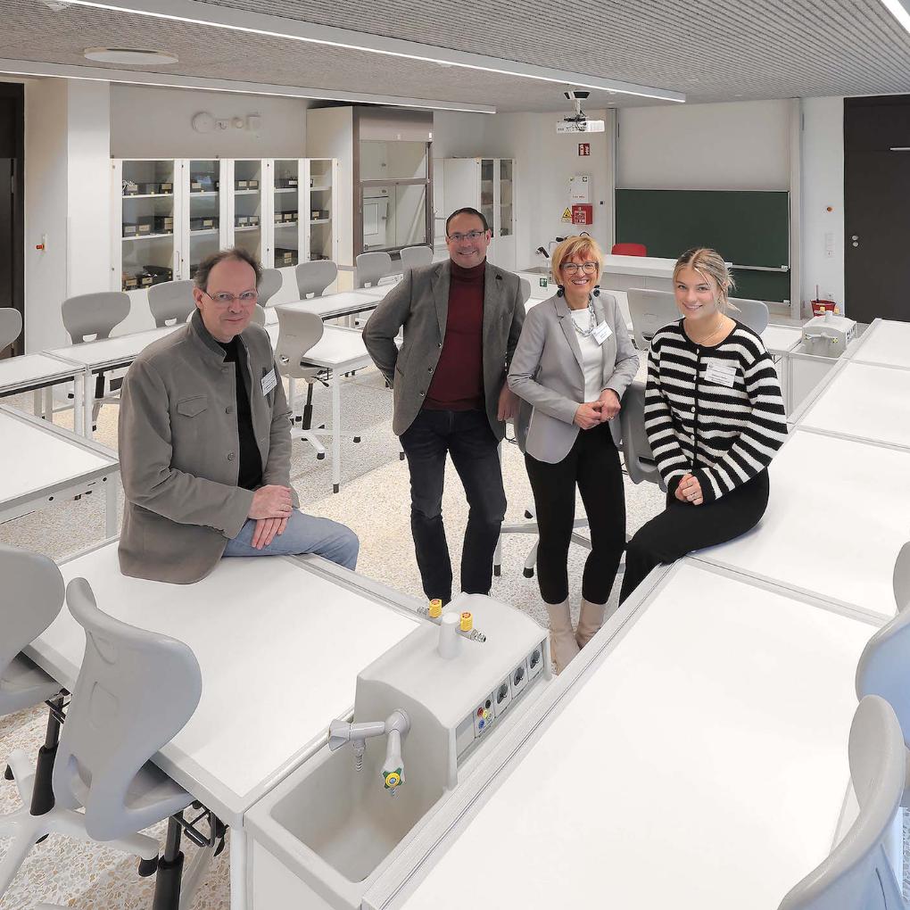 v.l.: Christoph von der Beek (Schulseelsorger), Carsten Gier (Bistum Aachen, Abteilungsleiter Erziehung und Schule), Gabriele Vogt (Schulleiterin), Hannah  Fischer (Schülervertreterin).