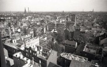 Krefeld war im Zweiten Weltkrieg 149 Mal von Luftangriffen betroffen. Der schwerste Angriff erfolgte im Juni 1943 und zerstörte die Innenstadt weitgehend.