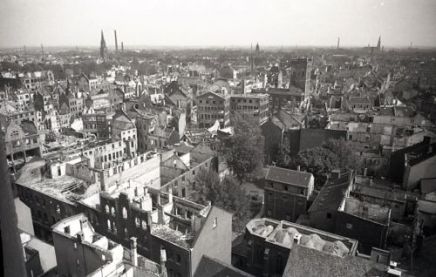 Krefeld war im Zweiten Weltkrieg 149 Mal von Luftangriffen betroffen. Der schwerste Angriff erfolgte im Juni 1943 und zerstörte die Innenstadt weitgehend.