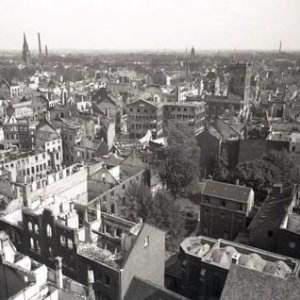 Krefeld war im Zweiten Weltkrieg 149 Mal von Luftangriffen betroffen. Der schwerste Angriff erfolgte im Juni 1943 und zerstörte die Innenstadt weitgehend.