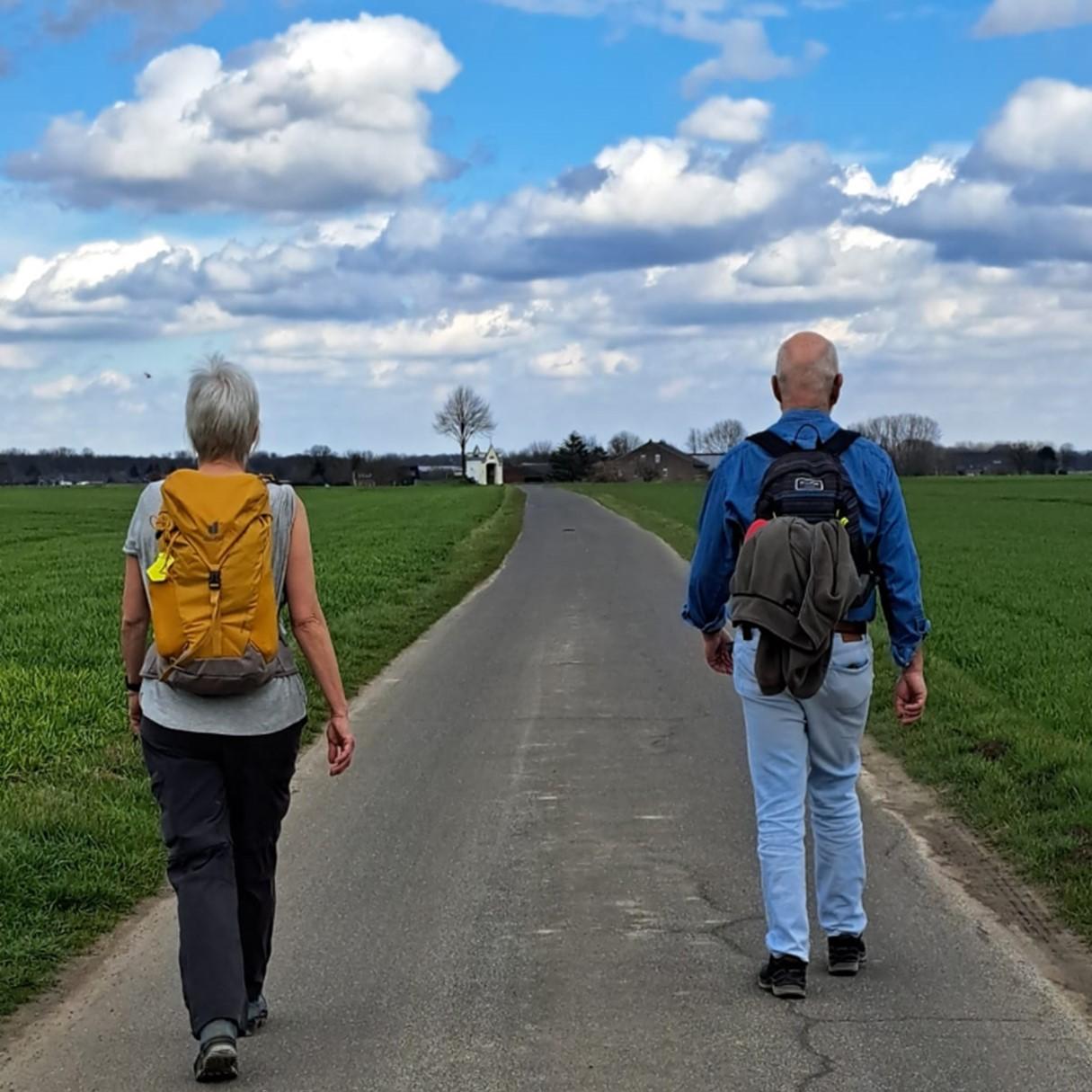 Zwei Pilger unterwegs zum Mennikes-Heiligenhäuschen in St. Hubert.