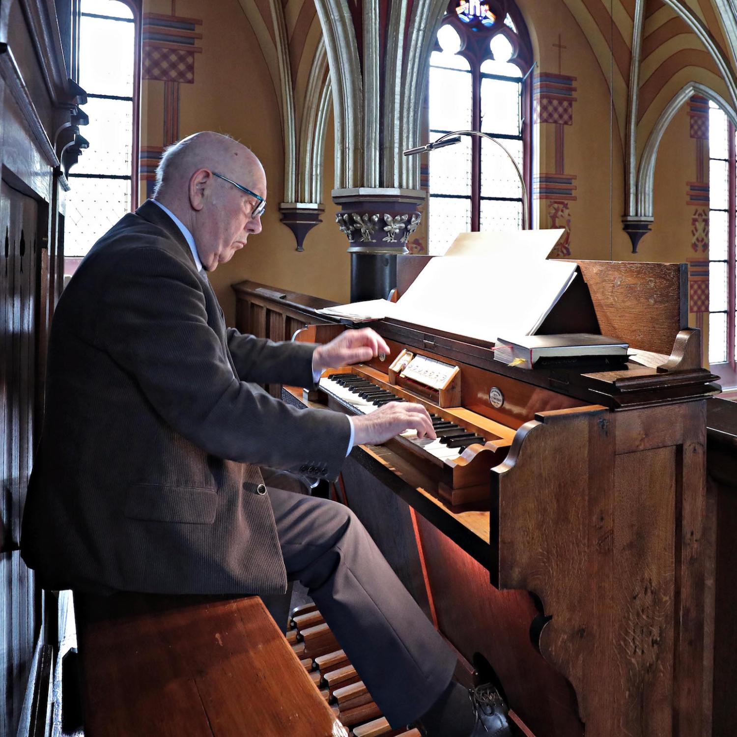 Josef Schwalbach führte vor, wie wunderbar die kleine Orgel der Kapelle des Krefelder Altenheims St. Josef ertönt.