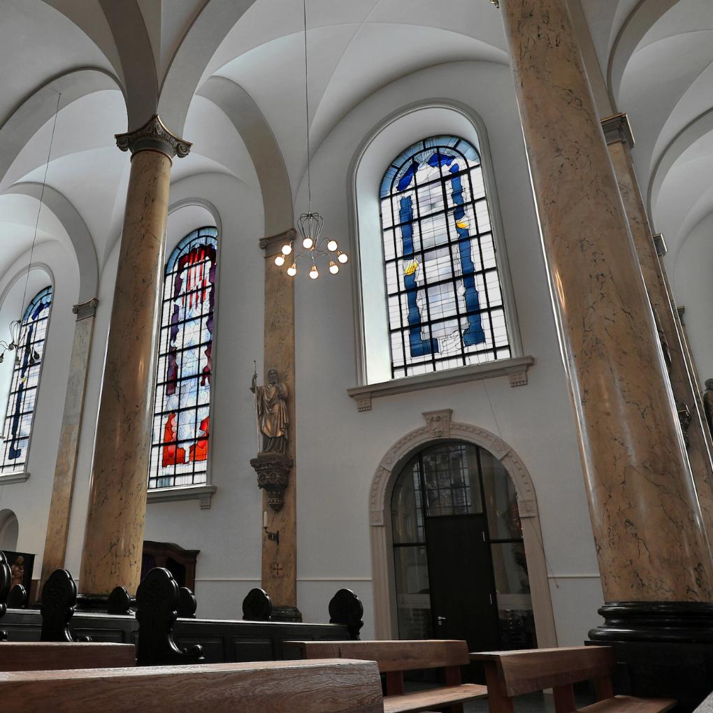 Die Geistsendung, eingerahmt von zwei freien Kompositionen. Insgesamt 16 Glasfenster schuf Hubert Spierling für die Kirche St. Dionysius. Acht von ihnen stellen biblische Motive dar.