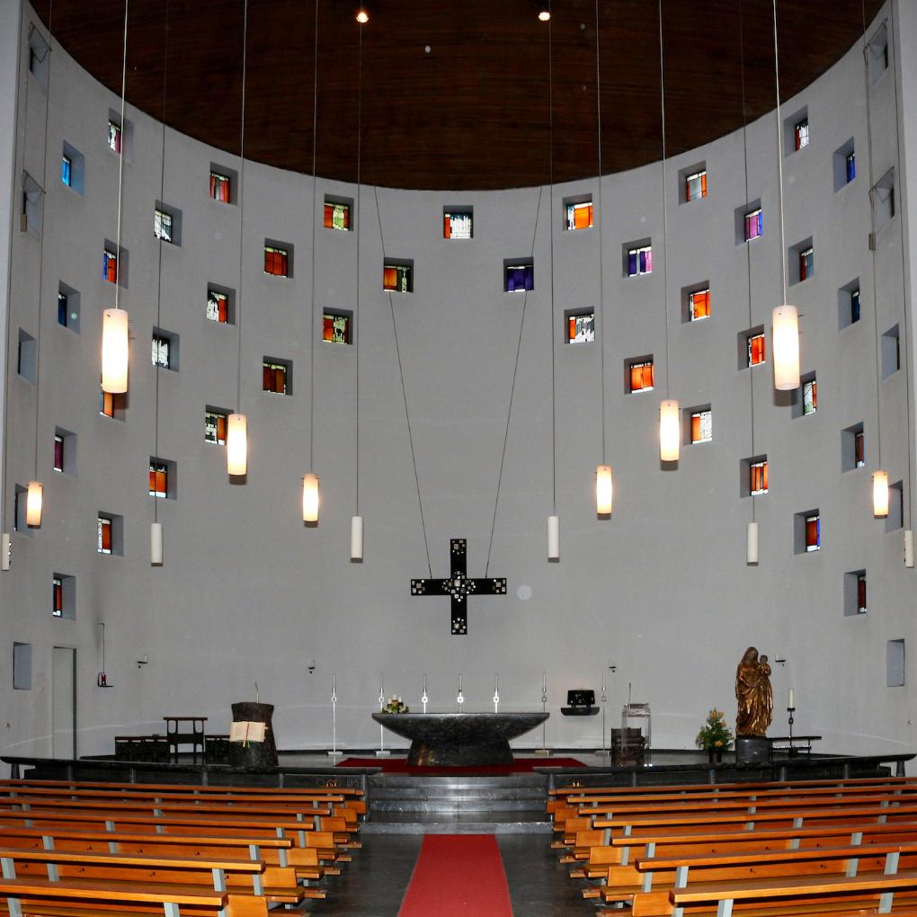 Die St.-Franziskus-Kirche in Krefeld wurde 2016 von der russisch-orthodoxen Gemeinde erworben und ist heute mit einer Ikonostase ausgestattet.