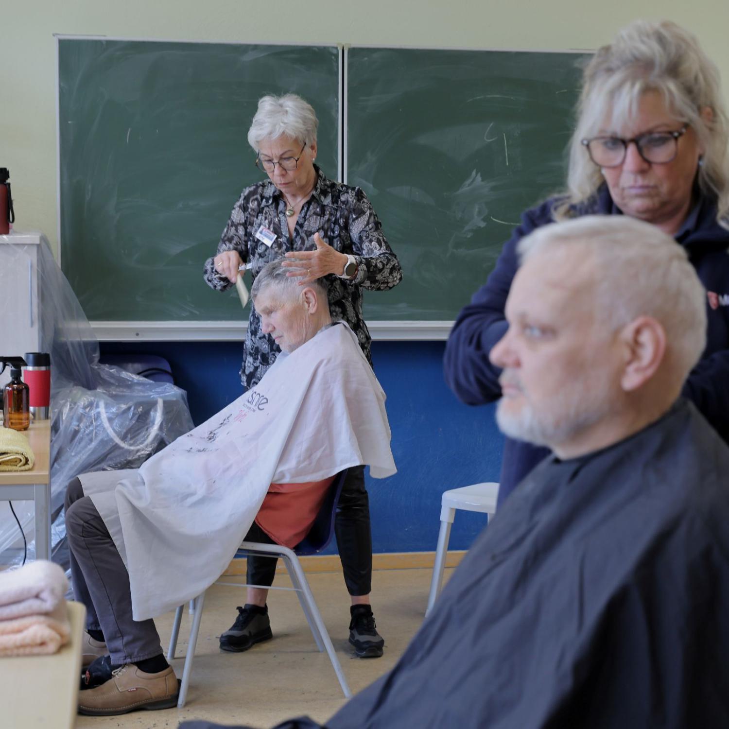 Drei Friseurinnen sind dabei. Ein Friseurbesuch ist bei vielen nicht drin.