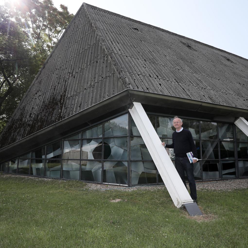 Gemeinderatsmitglied Richard Kamper zeigt die Kunstwerke der Kirche St. Hubertus.