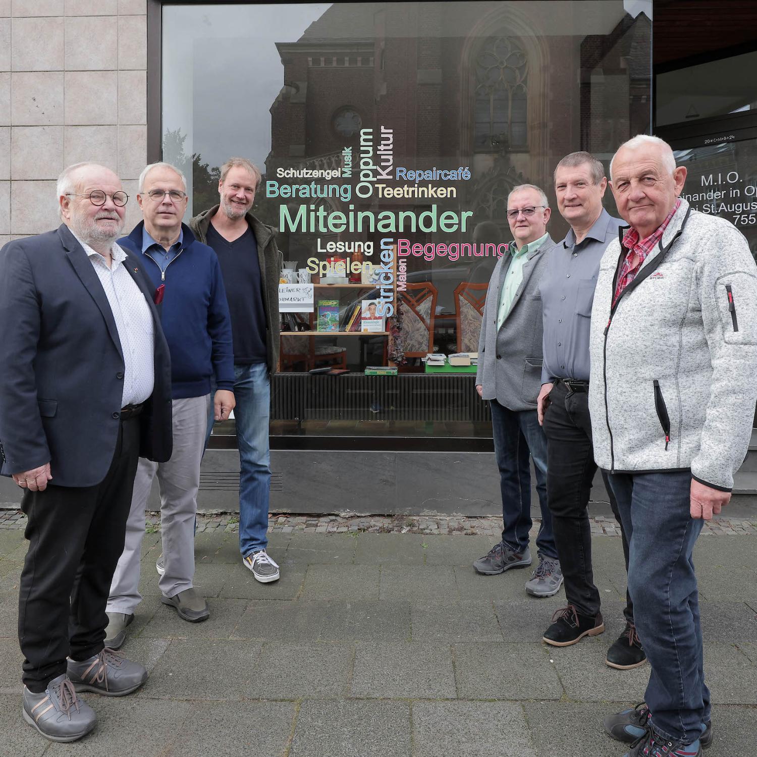 V. l.: Hans-Joachim Hofer (Förderverein Handball Oppum), Pfarrer Hans Russmann, Lars Meyer (Bürgerverein Oppum 1960 e.V.), Werner Gumbert (1. Vors. KZV Oppum), Dietmar Giesen (Begegnungszentrum MIO, Miteinander in Oppum), Hartmut Schmitz (Schützengesellschaft Krefeld Untergath)