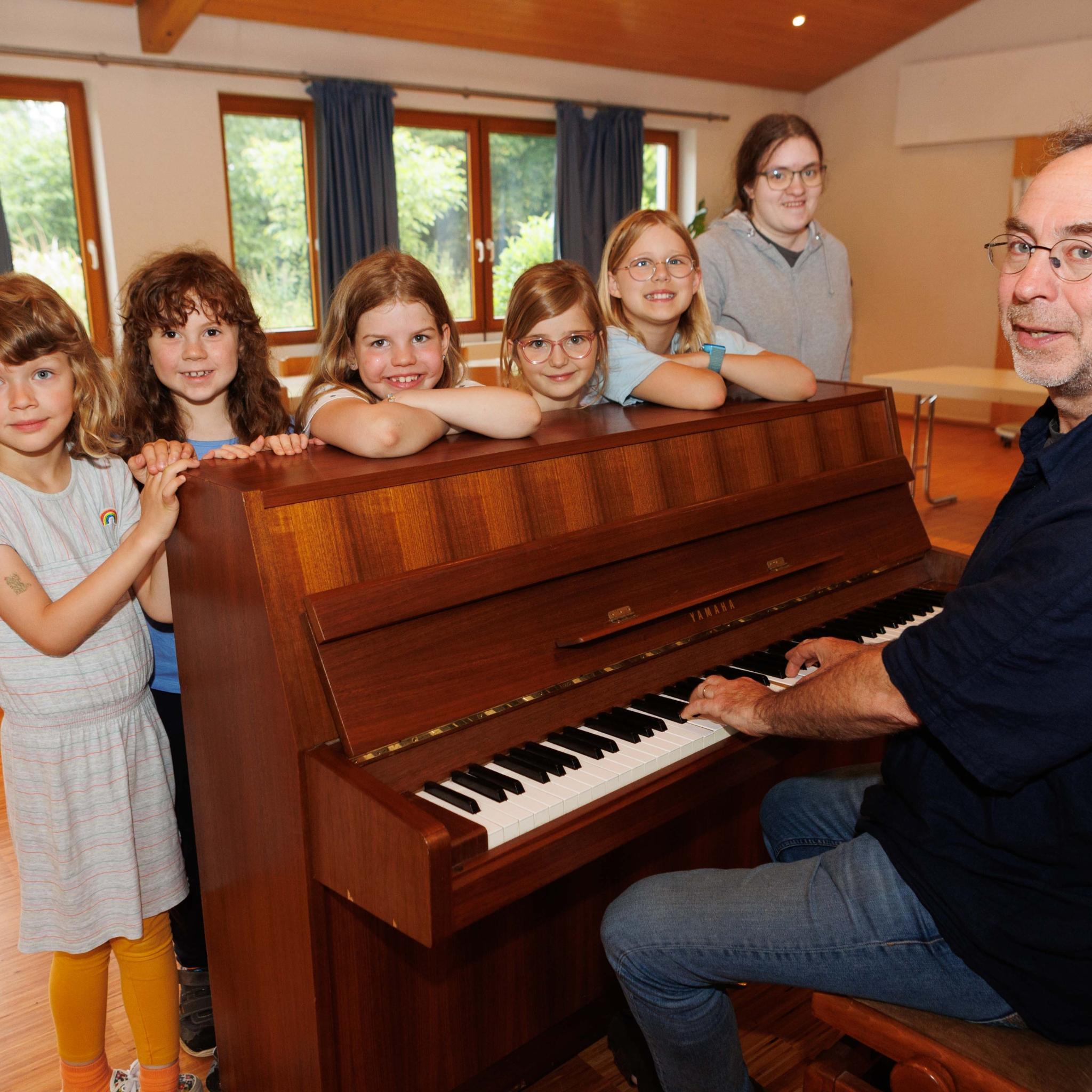 Jule, Olivia, Lola, Anna, Ida, Elisa (v.l.) und der Maestro am Klavier …