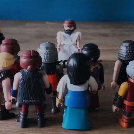 Viele Playmobilmännchen stehen um Jesus.