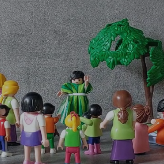 Viele Playmobilmännchen schauen auf Jesus.