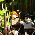 Zwei Playmobilmännchen im Urwald