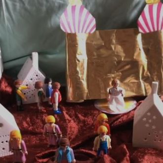 Mehrere Playmobilmännchen in einer orientalischen Stadt