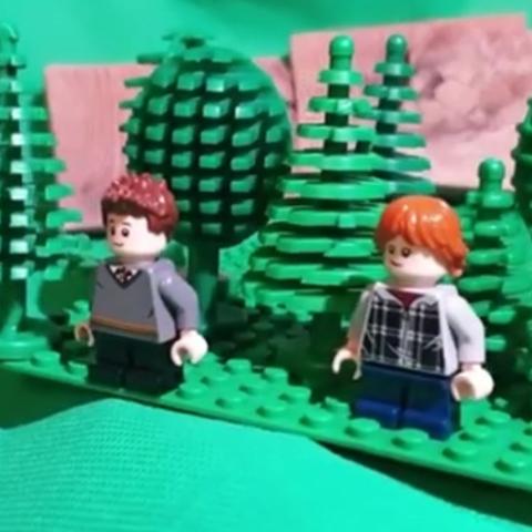 Zwei Playmobilmännchen  vor Legowald