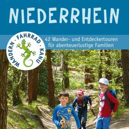 Ein Buchcover: Drei Kinder wandern auf einem sandigen Weg durch einen Wald. Oben sind kleine Fotos von Kindern in der Natur, zum Beispiel auf einer Brücke und beim Kanufahren. Der Titel des Buches lautet „Naturzeit mit Kindern – Niederrhein“.