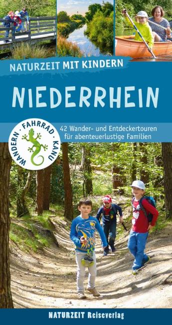 Ein Buchcover: Drei Kinder wandern auf einem sandigen Weg durch einen Wald. Oben sind kleine Fotos von Kindern in der Natur, zum Beispiel auf einer Brücke und beim Kanufahren. Der Titel des Buches lautet „Naturzeit mit Kindern – Niederrhein“.