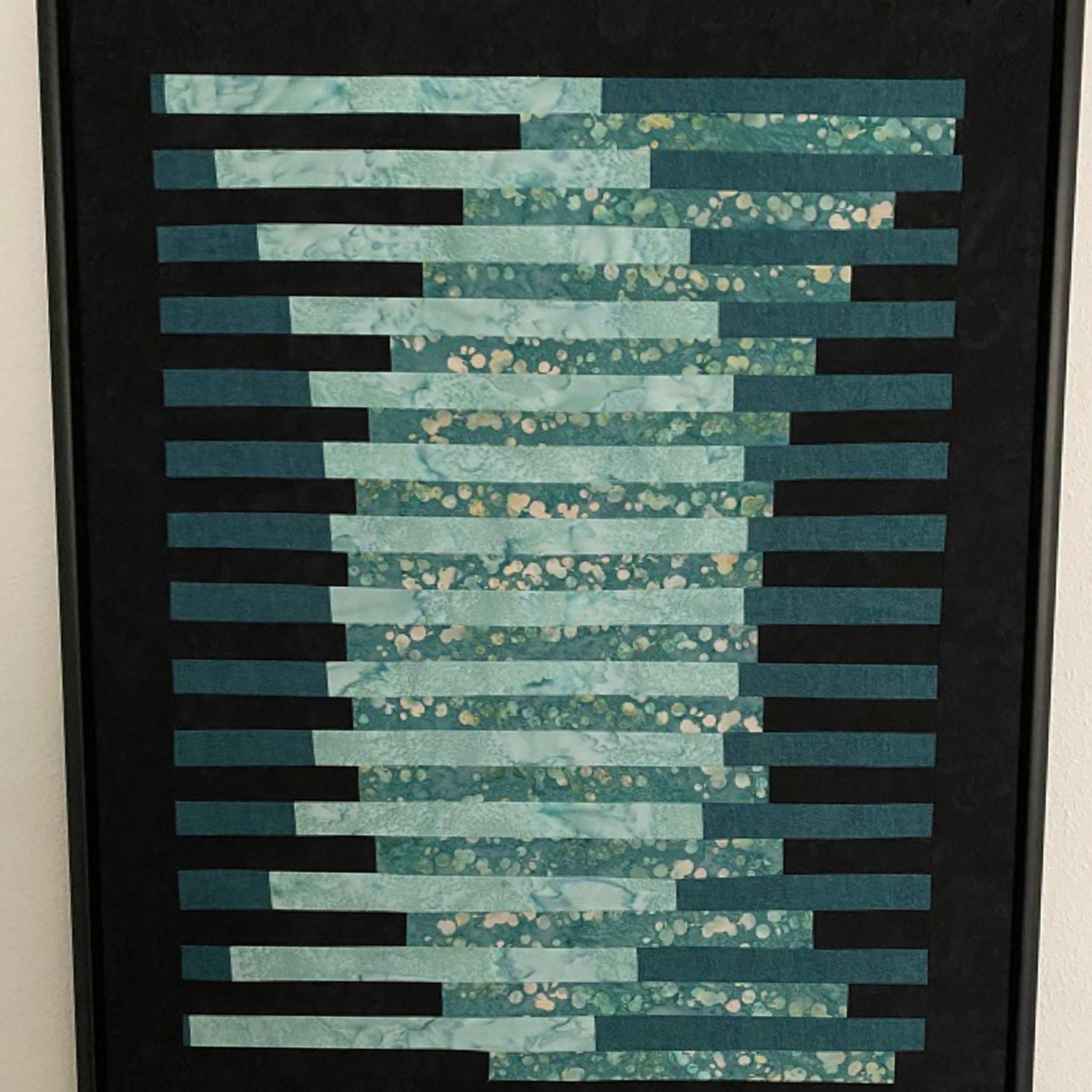 Ein gerahmtes Bild hängt an einer weißen Wand. Das Bild besteht aus vielen waagerechten Streifen in Blau- und Grüntönen. Die Streifen bilden zusammen ein abstraktes Muster.