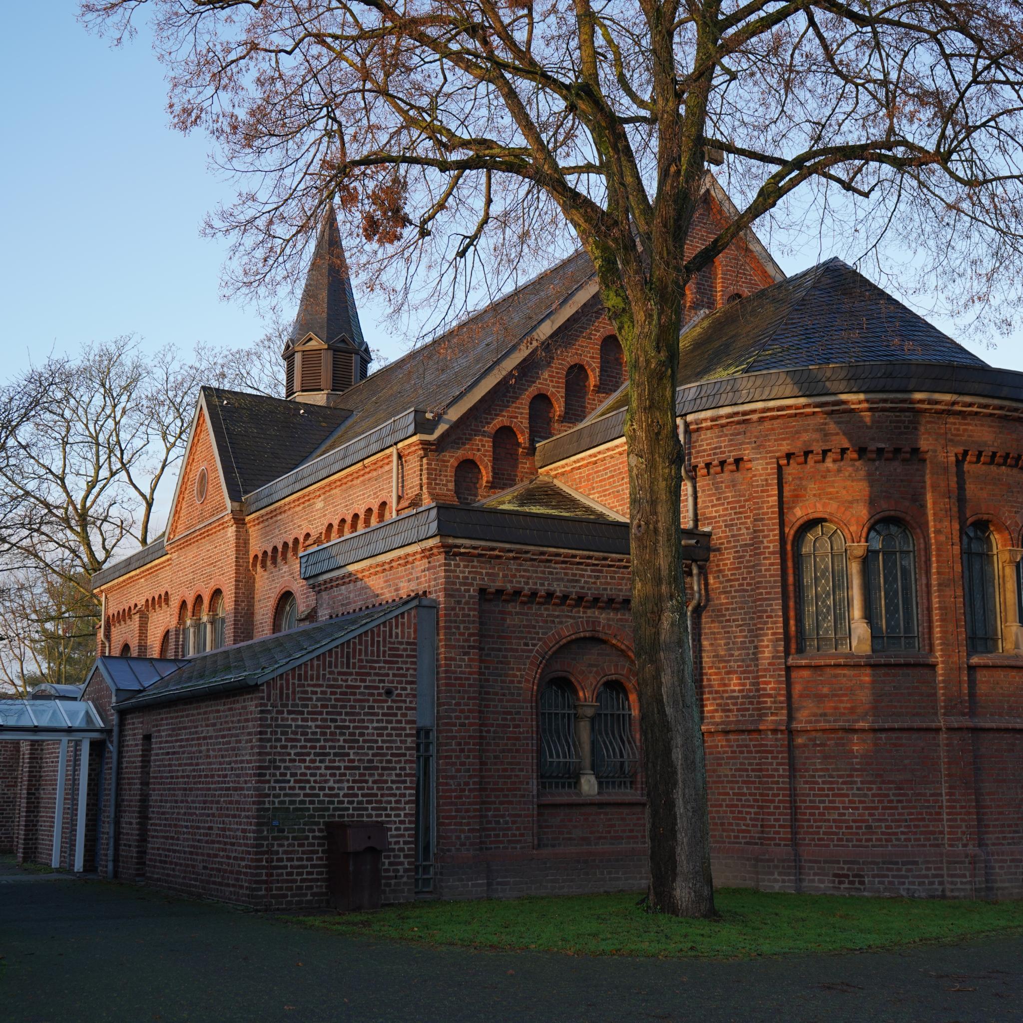 Kleine Kirche mit Anbau im Abendlicht