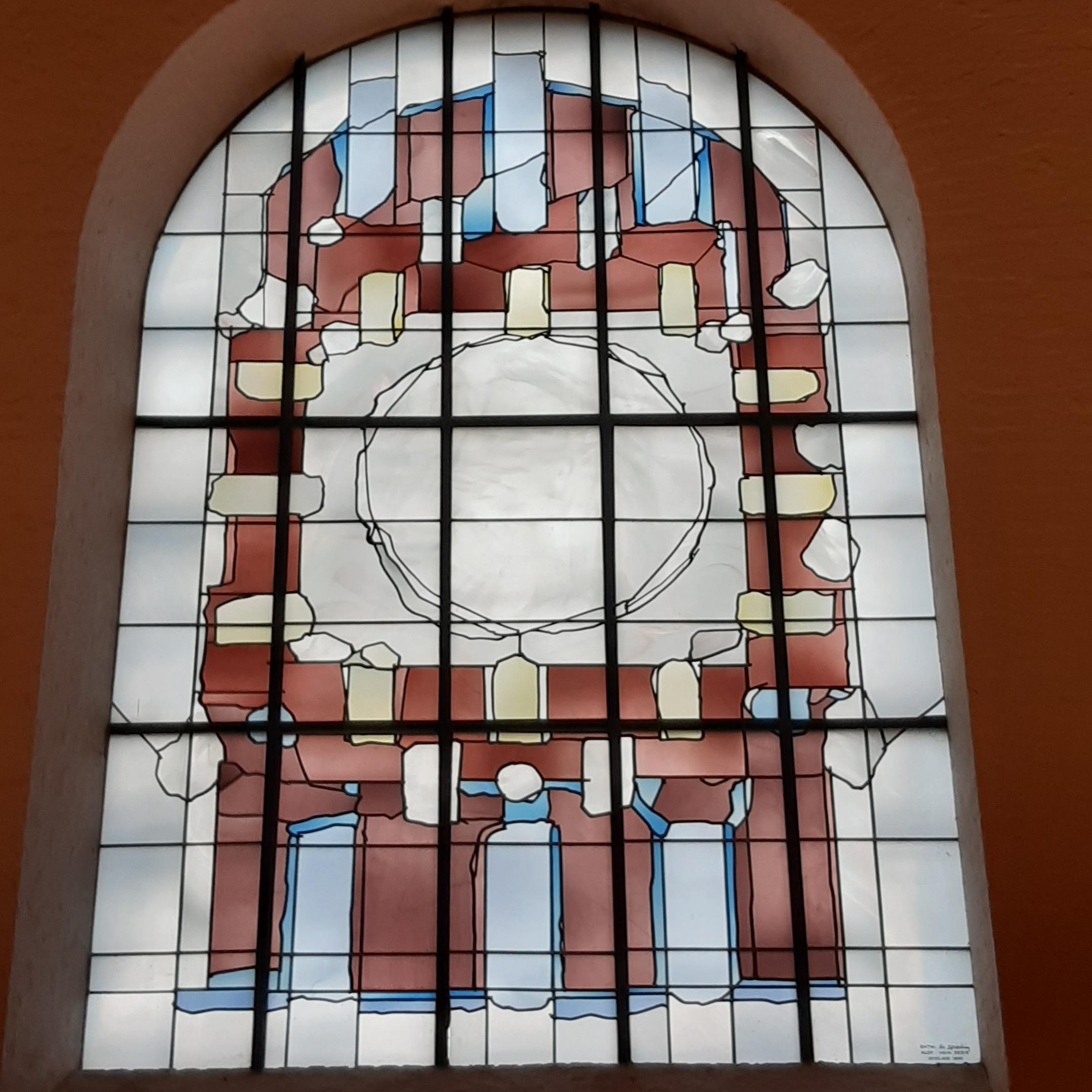 Kirchenfenster, dass stilisiert das Himmlische Jerusalem darstellt