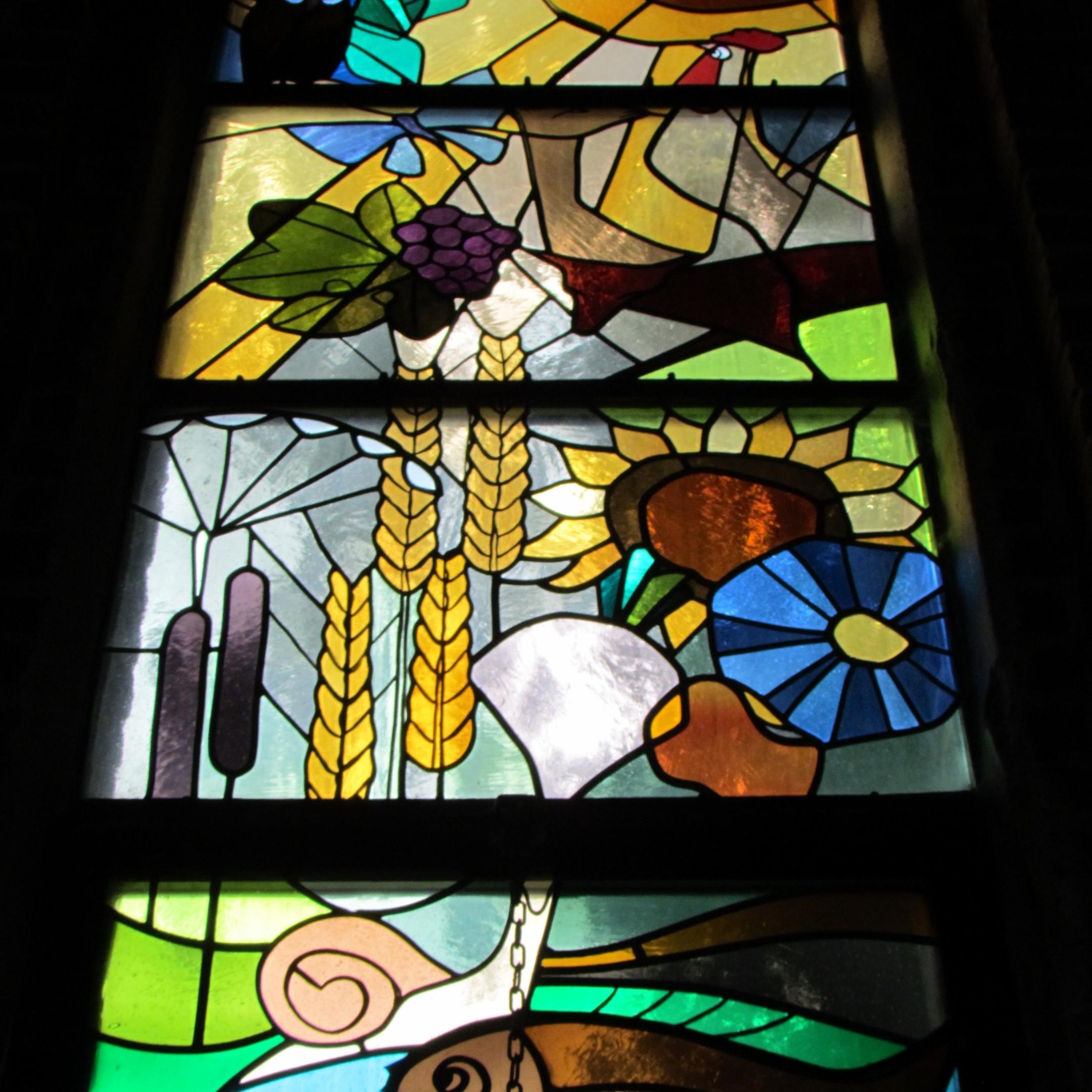 Modernes Fenster mit Motiven aus dem Schöpfungsbericht