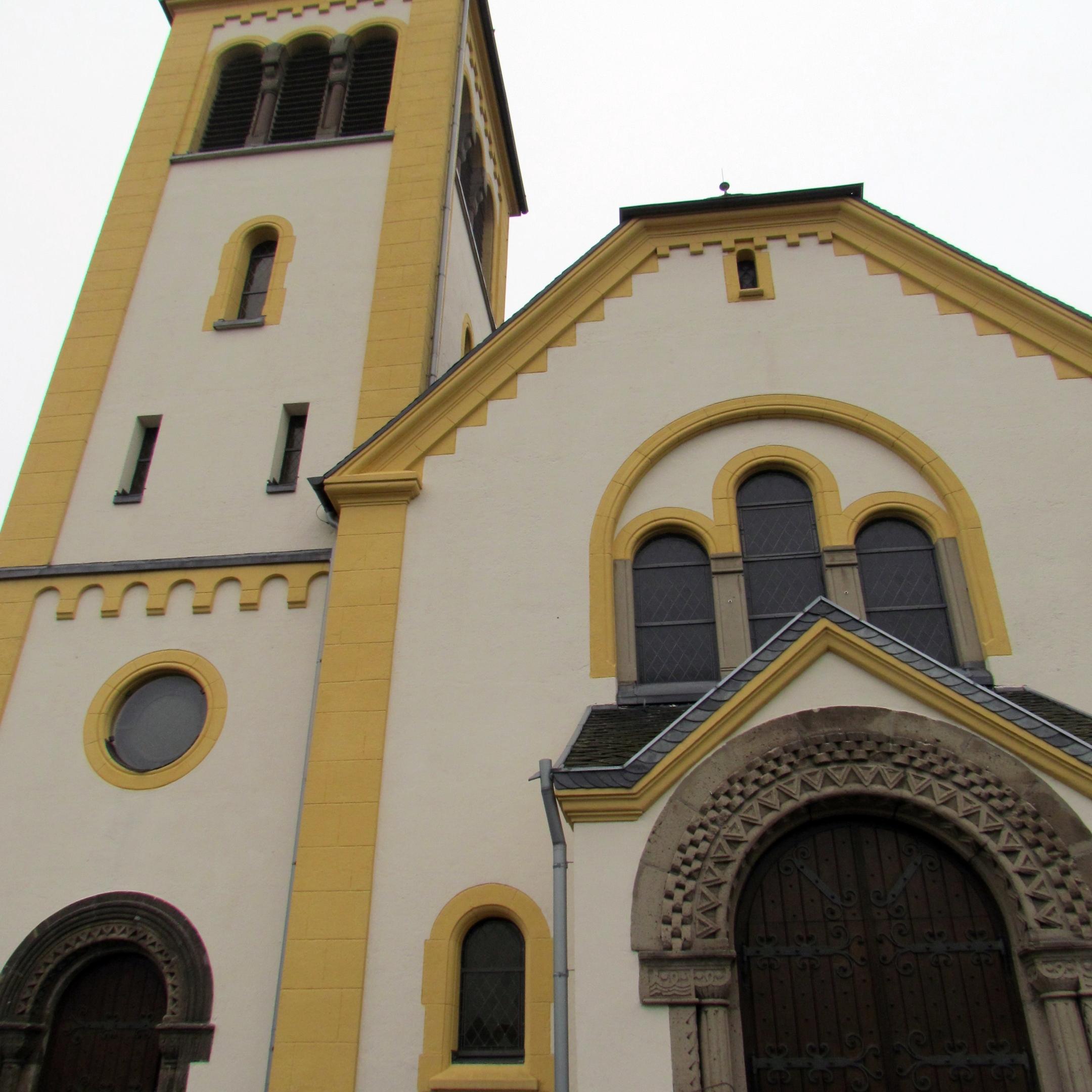 Kirche, weiß getüncht mit gelben Absetzungen