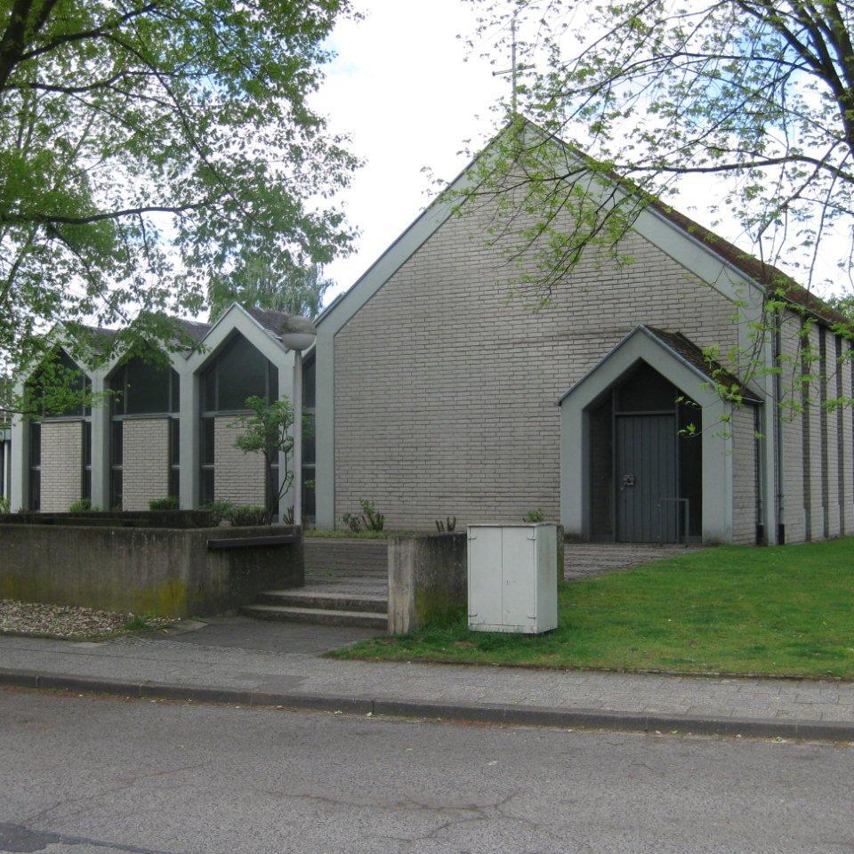Seitenansicht der modernen Kirche mit Gemeindezentrum