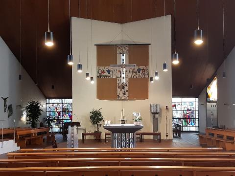 Blick auf die Altarinsel mit dem darüberhängenden Kreuzbild