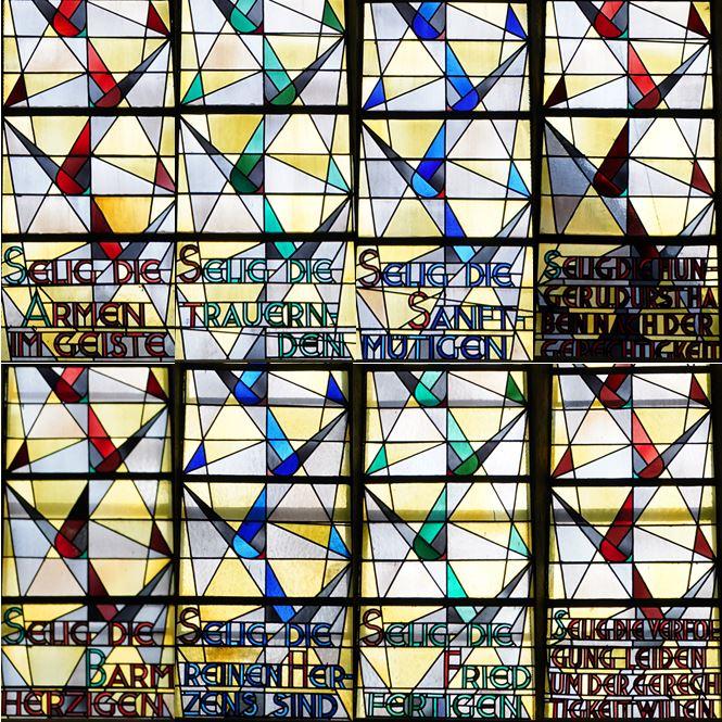 Glasfenster mit den acht Seligpreisungen