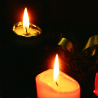 vier brennende Kerzen