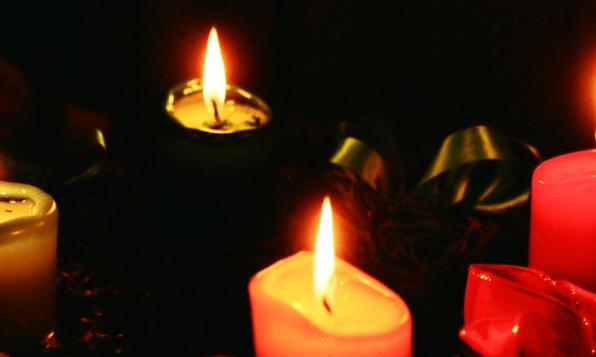 vier brennende Kerzen