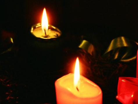 vier brennende Kerzen