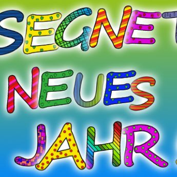 Gezeichnete farbig gestaltete Buchstaben zeigen: 'Gesegnetes neues Jahr!', daneben links zwei Glocken und rechts drei Kerzen