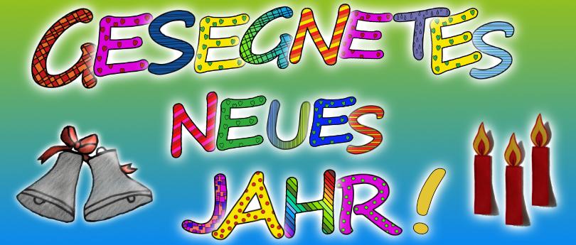 Gezeichnete farbig gestaltete Buchstaben zeigen: 'Gesegnetes neues Jahr!', daneben links zwei Glocken und rechts drei Kerzen