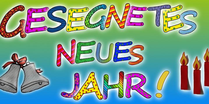 Gezeichnete farbig gestaltete Buchstaben zeigen: 'Gesegnetes neues Jahr!', daneben links zwei Glocken und rechts drei Kerzen