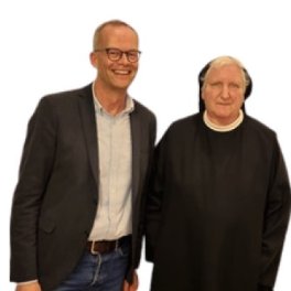 Mann und Ordenschwester stehen zusammen.