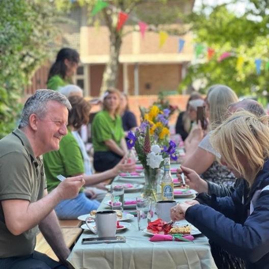 Menschen die gemeinsamen essen und feiern