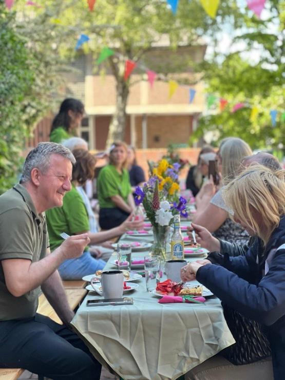 Menschen die gemeinsamen essen und feiern
