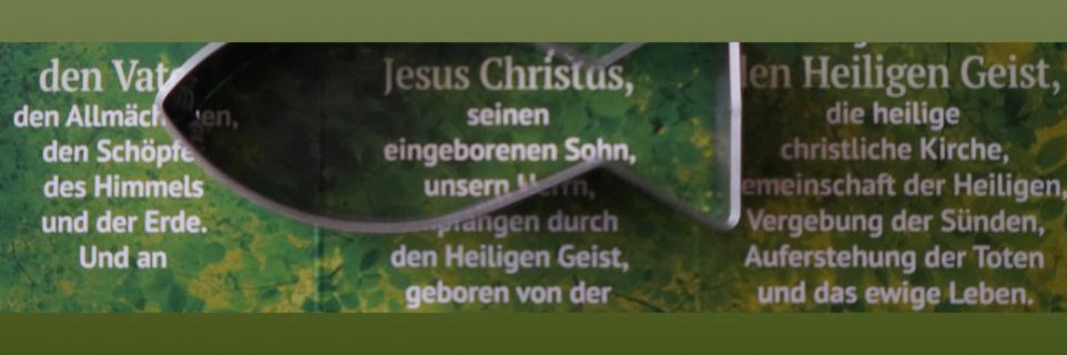 Text mit aufgelegter Ausstechform Ichtys-Fisch