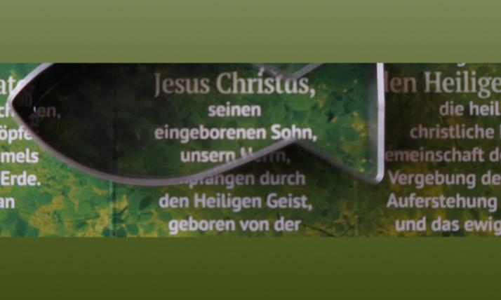 Text mit aufgelegter Ausstechform Ichtys-Fisch