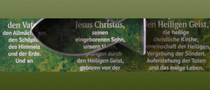 Text mit aufgelegter Ausstechform Ichtys-Fisch