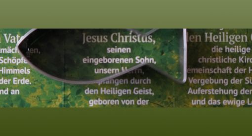 Text mit aufgelegter Ausstechform Ichtys-Fisch