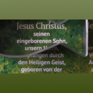 Text mit aufgelegter Ausstechform Ichtys-Fisch