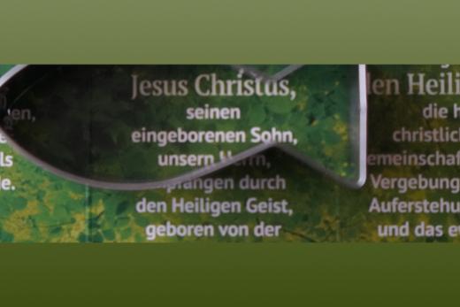 Text mit aufgelegter Ausstechform Ichtys-Fisch